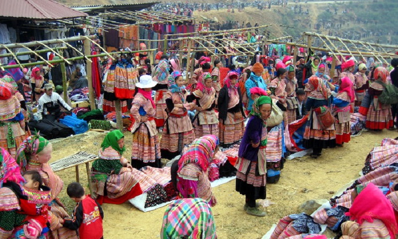 can-cau-market-bac-ha-sapa-tours.jpg